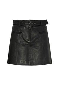 Svart lærminiskjørt med en fitted midje, beltekanaler og en sølvspenne. Har to frontlommene og en glatt teksturfinish.