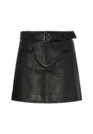 Czarna skórzana mini spódnica z dopasowanym pasem, szlufkami na pasek oraz srebrną klamrą. Posiada dwie przednie kieszenie i gładką, teksturowaną powierzchnię.