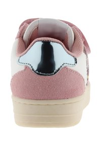 Sneaker bianca con tallone in camoscio rosa e accento metallico. Presenta una fodera imbottita e un morbido rivestimento in tessuto. Suola piatta in gomma.