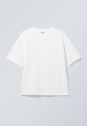 T-shirt en coton blanc avec un col rond et des manches courtes. Coupe décontractée sans motifs ni accents visibles. Texture lisse.