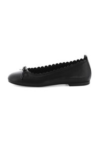 Schwarze Ballerinas aus glattem Leder mit einer runden Spitze, gewelltem Rand und einer Schleifenapplikation vorne. Flache Sohle.