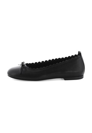 Ballerines noires en cuir lisse avec un bout arrondi, un bord festonné et un accent en nœud à l'avant. Design à semelle plate.