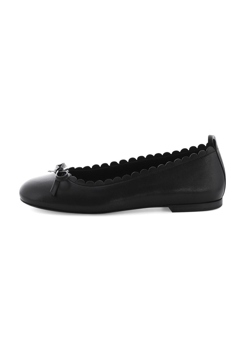 Schwarze Ballerinas aus glattem Leder mit einer runden Spitze, gewelltem Rand und einer Schleifenapplikation vorne. Flache Sohle.