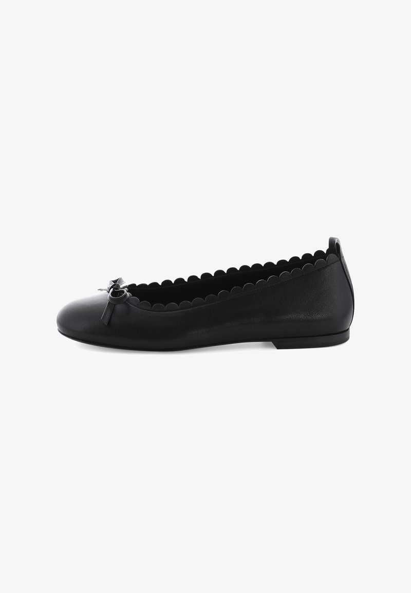Schwarze Ballerinas aus glattem Leder mit einer runden Spitze, gewelltem Rand und einer Schleifenapplikation vorne. Flache Sohle.