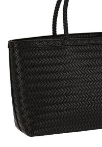 Zwarte gevlochten draagtas met een gestructureerd visgraatpatroon en twee gevlochten handvatten. Rechthoekige vorm, geschikt voor diverse toepassingen.