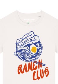 Witte t-shirt met een blauwe afbeelding van een ramenkom met eetstokjes, een ei en groenten, vergezeld van vetgedrukte rode tekst "RAMEN CLUB."