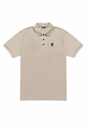 Beige poloshirt met korte mouwen, voorzien van drie zwarte knopen en een klein zwart patchlogo op de linkerborst.