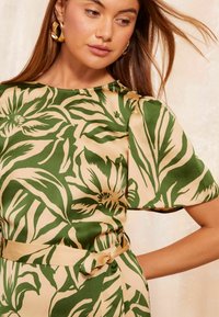 Friends Like These FLUTTER SLEEVE PRINTED MIDI REGULAR FIT - Vapaa-ajan mekko - green