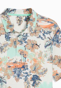 Κοντομάνικο πόλο πουκάμισο με τροπικό ανθισμένο σχέδιο σε μπλε, πορτοκαλί και μέντα, με γιακά και κουμπότρυπα.