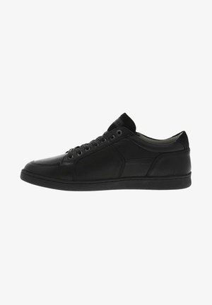 Des sneakers en cuir noir avec une finition lisse, un bout arrondi, un laçage à l'avant et des accents texturés sur les côtés. Semelle en caoutchouc et profil bas.