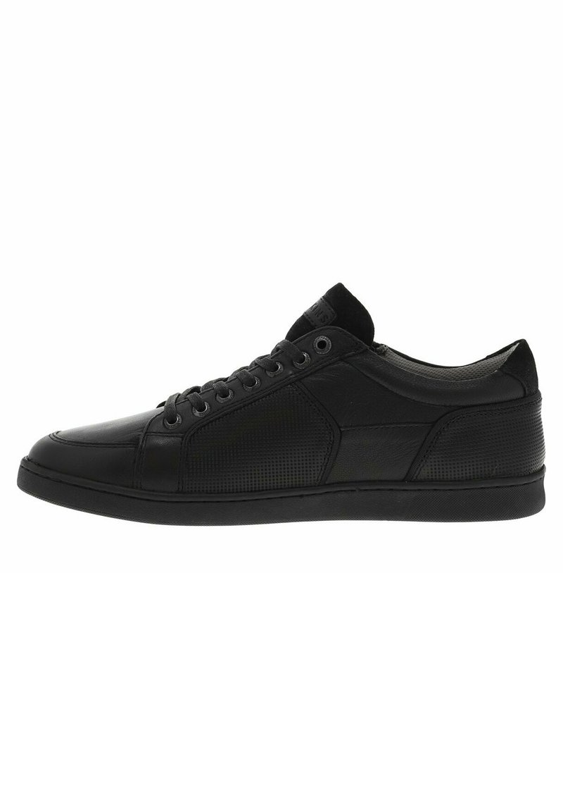 Le sneaker in pelle nera presentano una finitura liscia, punta arrotondata, lacci frontali e accenti testurizzati sui lati. Suola in gomma e profilo basso.