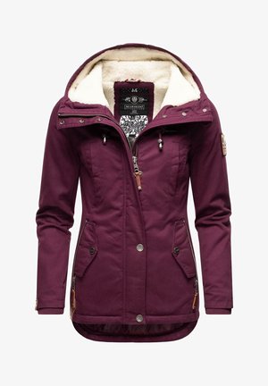 Burgunderfarbene Winterjacke mit einer Kapuze aus Kunstfell, Reißverschluss und Druckknopfverschlüssen, zwei Fronttaschen und einem strukturierten Stoff.