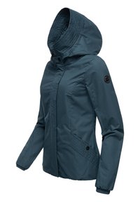 Teal vattentät jacka med huva, kviltade detaljer, sidofickor och elastiska muddar, designad för komfort och funktionalitet.