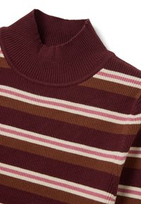 Suéter de canalé burdeos con un alto cuello, que presenta rayas horizontales en varias tonalidades de marrón, rosa y crema. Tejido texturizado.