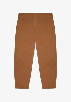 Brune taperede bukser med forreste knap, lynlås, skrå sidelommer og bæltestropper, vist på hvid baggrund.