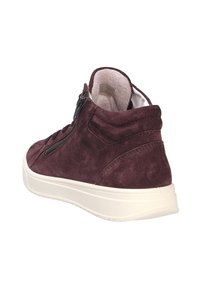 Bordeauxsuède hoge sneaker met witte zool, zijrits en gevoerd kraag, getoond vanuit een schuin achteraanzicht.