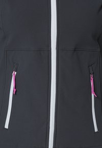 Schwarze Softshelljacke mit vollem Frontreißverschluss, ausgestattet mit zwei gesicherten Seitentaschen und pinken Reißverschluss-Anhängern sowie hellgrauen Nähakzenten.