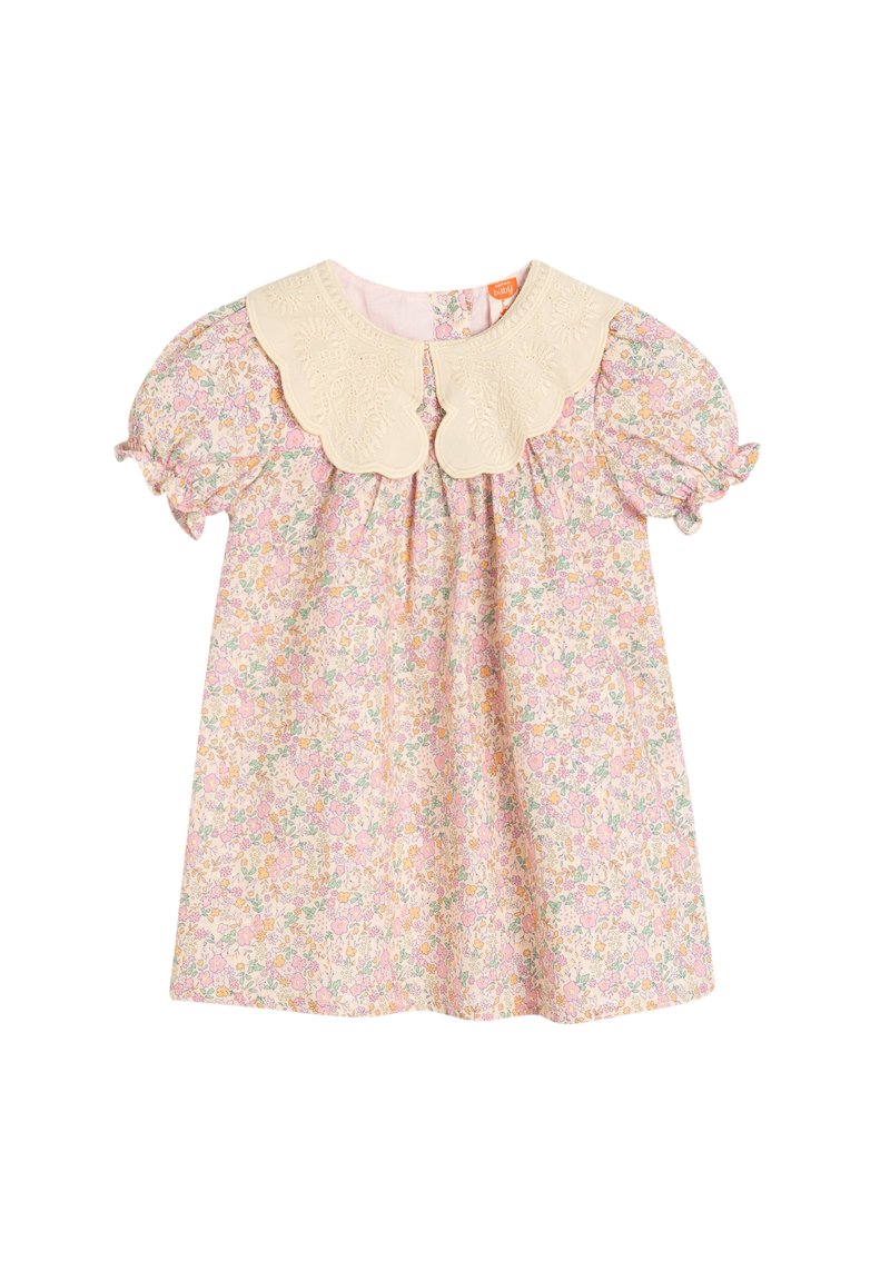 Vestido floral con mangas cortas abullonadas en rosa pastel, con un gran cuello de crema en forma de scallop y detalles bordados.