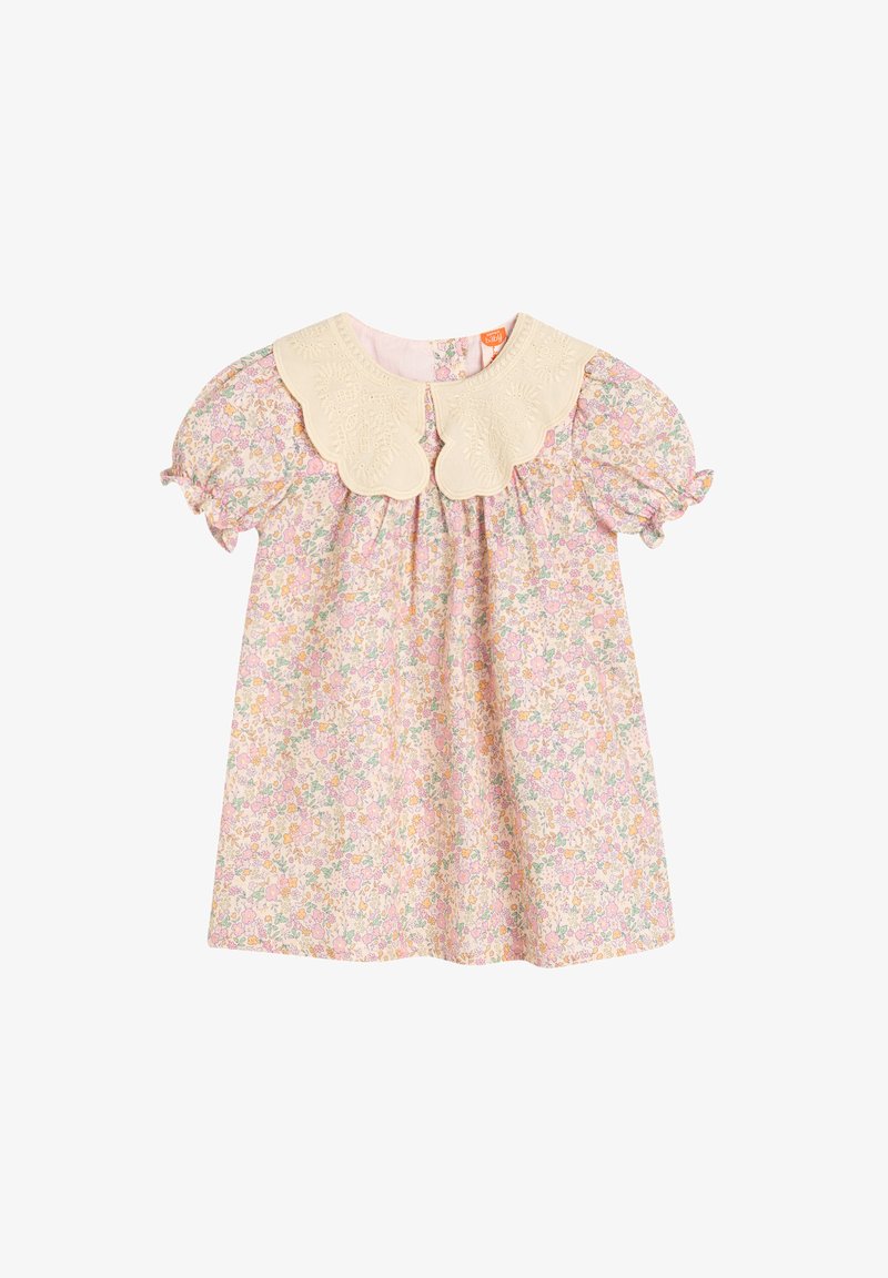 Blumenkleid mit kurzen Puffärmeln in zartem Rosa, ausgestattet mit einem großen creamfarbenen, gewellten Kragen mit bestickten Details.