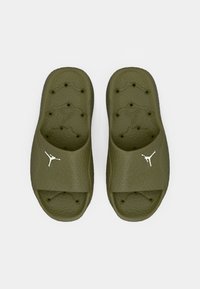 Ελαιόχρωμες πλατφόρμες σαγιονάρες με υφασμάτινη επιφάνεια, ανοιχτή μπροστινή σχεδίαση και λευκό λογότυπο Jordan στη ζώνη. Ανθεκτική κατασκευή από καλουπωμένο καουτσούκ.