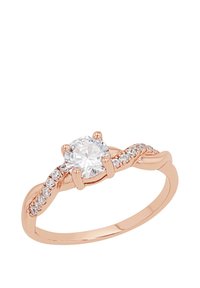 Anello in oro rosa con un diamante rotondo centrale, adornato da piccole pietre bianche lungo una fascia intrecciata. Texture liscia e finitura lucida.