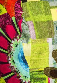 Bunt gemustertes Gewebe mit floralen und geometrischen Motiven; zeichnet sich durch lebendige Rottöne, Grüntöne, Gelbtöne und Blautöne aus; weiche Textur mit gestickten Akzenten.