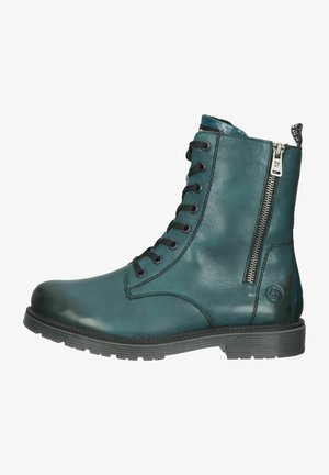 Bota de tobillo de cuero azul verdoso con cordones en la parte frontal, cremallera lateral, punta redondeada y suela de goma texturizada. Presenta detalles de costura y logotipo.