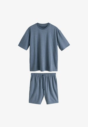 Blaues T-Shirt mit kurzen Ärmeln und Rundhalsausschnitt sowie elastische Shorts mit Kordelzug, flach auf weißem Hintergrund dargestellt.