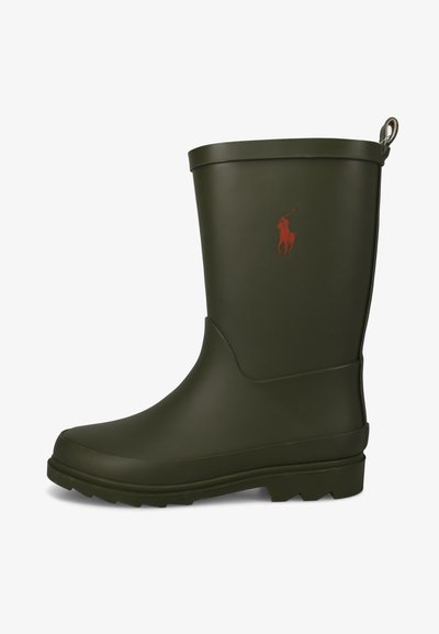 Botte de pluie en caoutchouc vert foncé avec une semelle épaisse et un logo de joueur de polo rouge sur la tige, avec une poignée à l'arrière.