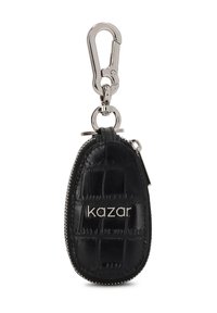 Čierna kožená taška na kľúče s krokoembosovaním, striebornými kovovými prvkami a zipsom. Na prednej strane sa nachádza embosované logo "kazar".