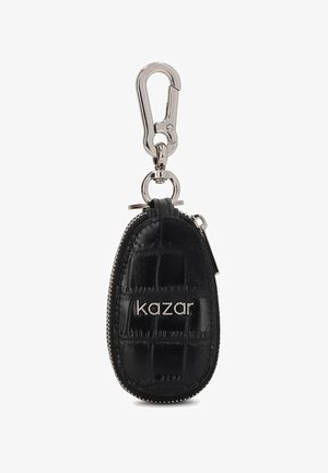 Crni kožni privjesak za ključeve s embosiranim uzorkom krokodila, srebrnim hardverom i zatvaračem. Sadrži embosirani "kazar" logotip na prednjoj strani.