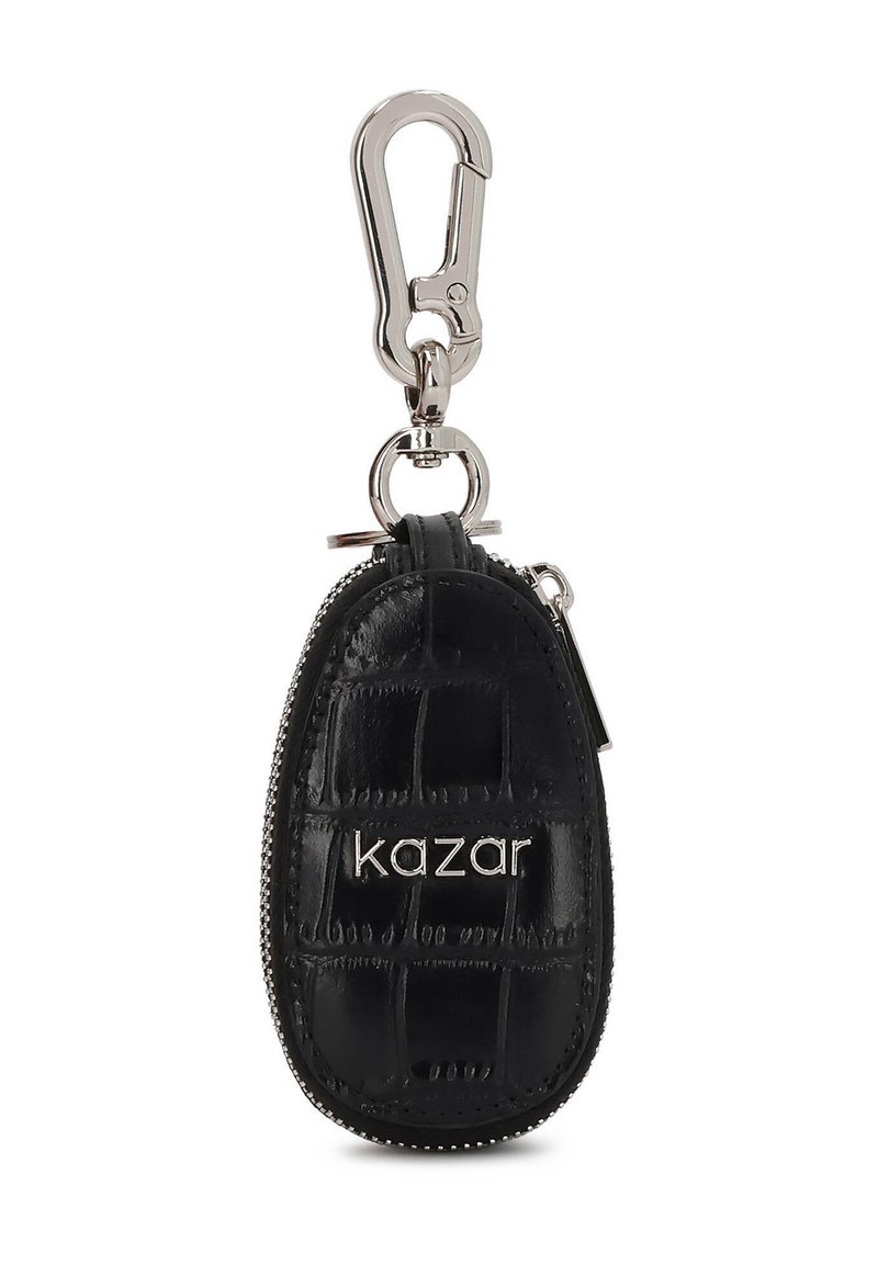 Čierna kožená taška na kľúče s krokoembosovaním, striebornými kovovými prvkami a zipsom. Na prednej strane sa nachádza embosované logo "kazar".