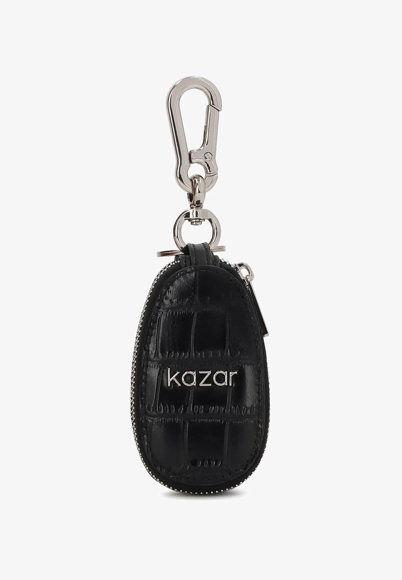 Čierna kožená taška na kľúče s krokoembosovaním, striebornými kovovými prvkami a zipsom. Na prednej strane sa nachádza embosované logo "kazar".