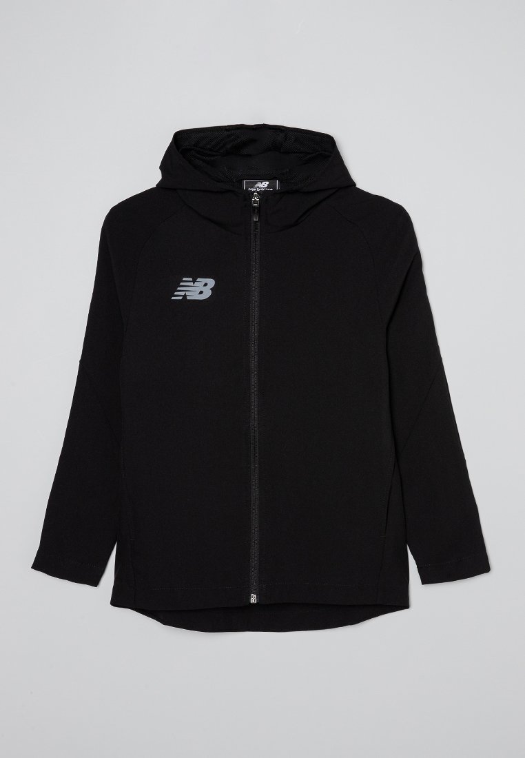 Felpa nera con zip, cappuccio, maniche lunghe e retro leggermente allungato. Presenta un logo riflettente di New Balance sul davanti.