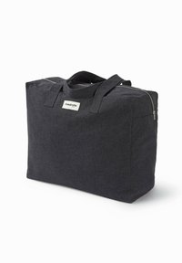 Sac fourre-tout en tissu gris foncé avec une fermeture éclair, de forme rectangulaire, deux poignées solides et une petite étiquette blanche à l'avant.