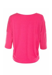 Roze t-shirt met korte mouwen, een ruime halslijn, zachte textuur en een ontspannen pasvorm, met een gladde achterkant zonder versieringen.