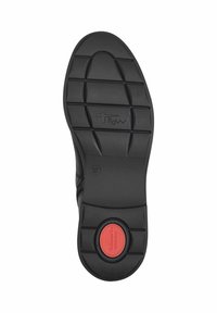 Talpă de pantof din cauciuc negru, cu un model texturat, având un detaliu circular roșu la călcâi și numele brandului gravat pe lateral. Mărimea 37.