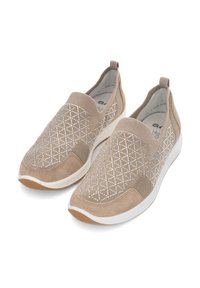 Beige semišové slip-on boty s texturovaným pleteným svrškem. Mají diamantový vzor s kovovými akcenty a bílou gumovou podrážkou.