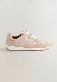 Baskets en daim rose avec lacets blancs, dotées de détails de couture et d'une semelle intermédiaire texturée. Bout arrondi et intérieur rembourré pour le confort.