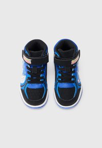 Niebiesko-czarne sneakersy typu high-top z wyściółką wokół kostki, rzepem, siateczkowym materiałem, sznurówkami z przodu oraz grafiką przedstawiającą Sonica z Jeża.