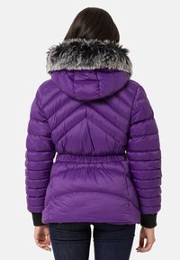 Lila Pufferjacke mit einer Kapuze aus Kunstfell. Verfügt über eine Chevron-Steppung, einen elastischen Taillengürtel und gerippte Manschetten. Glatte, glänzende Textur.