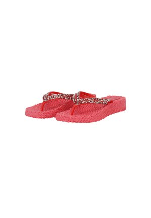 Rote Sandalen im Tanga-Stil mit strukturierten Sohlen und glitzernden Riemen, vor weißem Hintergrund präsentiert.
