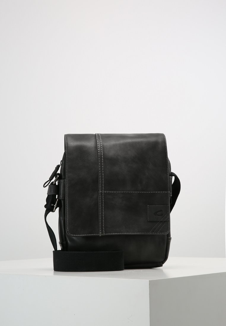 Borsa messenger in pelle nera con chiusura a pattina, tracolla regolabile e cuciture a contrasto. Include una patch con il logo per un tocco di dettaglio.