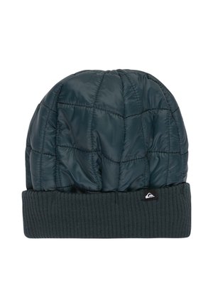 Gequilted beanie in donkergroen met een geribbelde gebreide manchette. Bevat een subtiele logo-tag. Het gladde, glanzende materiaal contrasteert met de gestructureerde brei.