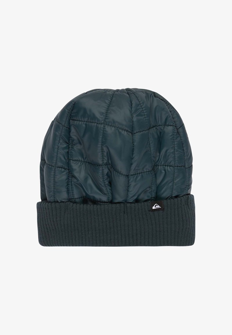 Prešívaná čiapka v tmavozelenej farbe s rebrovaným úpletom. Obsahuje jemnú štítkovú značku. Hladký, lesklý materiál kontrastuje s textúrovaným pletením.