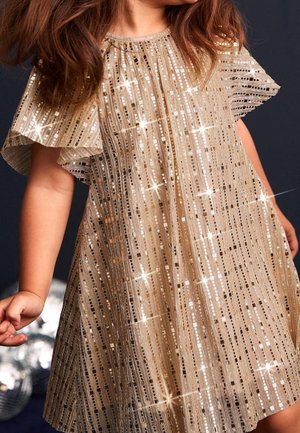 Robe dorée à sequins avec des manches évasées, présentant un motif texturé à rayures et des paillettes éparpillées. Tissu doux, design mi-longue jusqu'aux genoux.