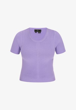 Korte mouwen, geribbelde gebreide top in licht lavendel met ronde halslijn en centrale verticale patroon-detail. Zachte textuur en getailleerde pasvorm.