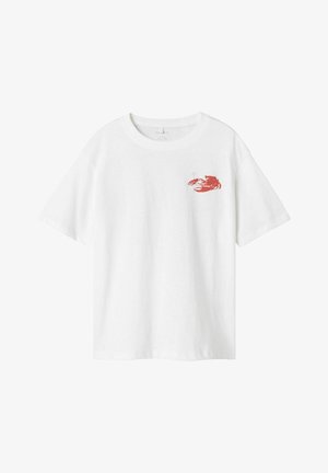 Biała bawełniana koszulka z grafiką czerwonego homara na lewej piersi. Klasyczny okrągły dekolt i krótkie rękawy o luźnym kroju.