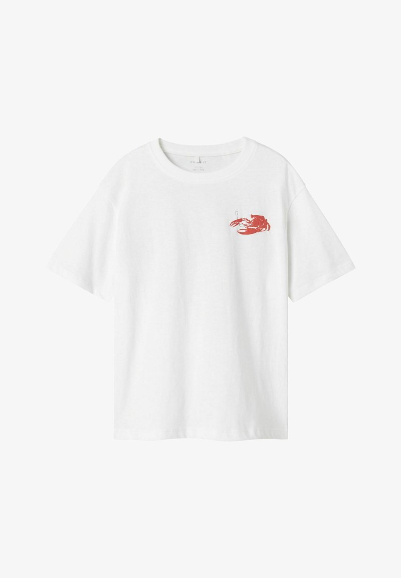 Biała bawełniana koszulka z grafiką czerwonego homara na lewej piersi. Klasyczny okrągły dekolt i krótkie rękawy o luźnym kroju.