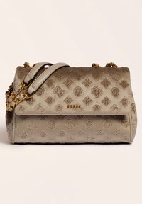Beige dekorativ håndtaske med et tekstureret mønster, gyldne kæde detaljer og dobbelte stropper. Overfladen har et præget logo design.